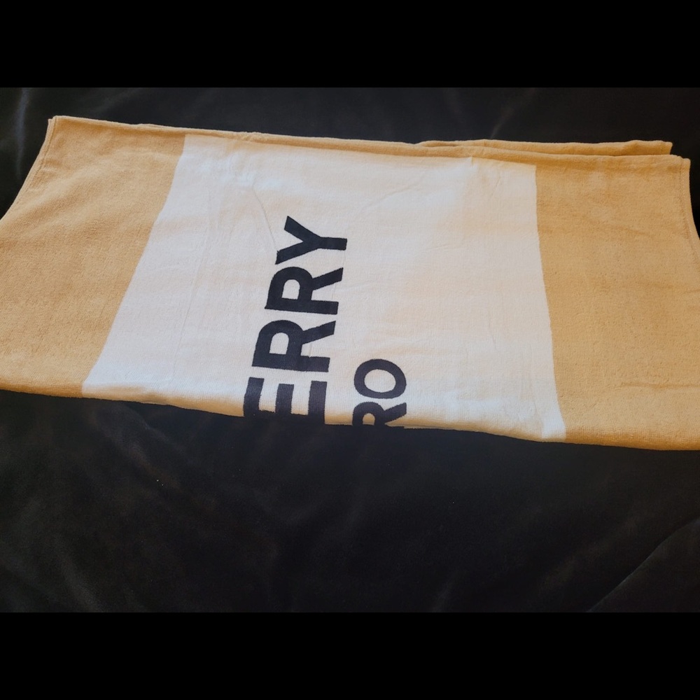 - Burberry towel - Picture 4 of 5